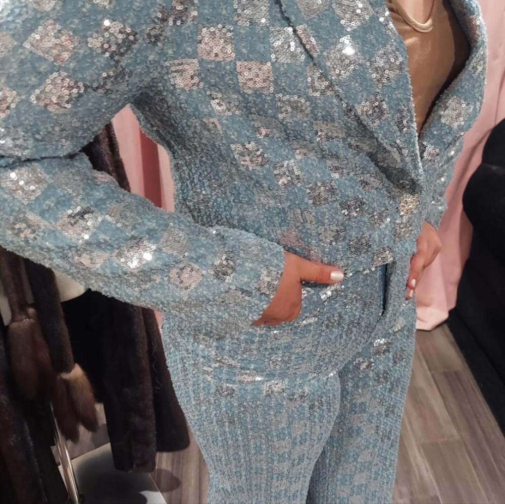 Line & dot sequence suit - Picture 12 of 15